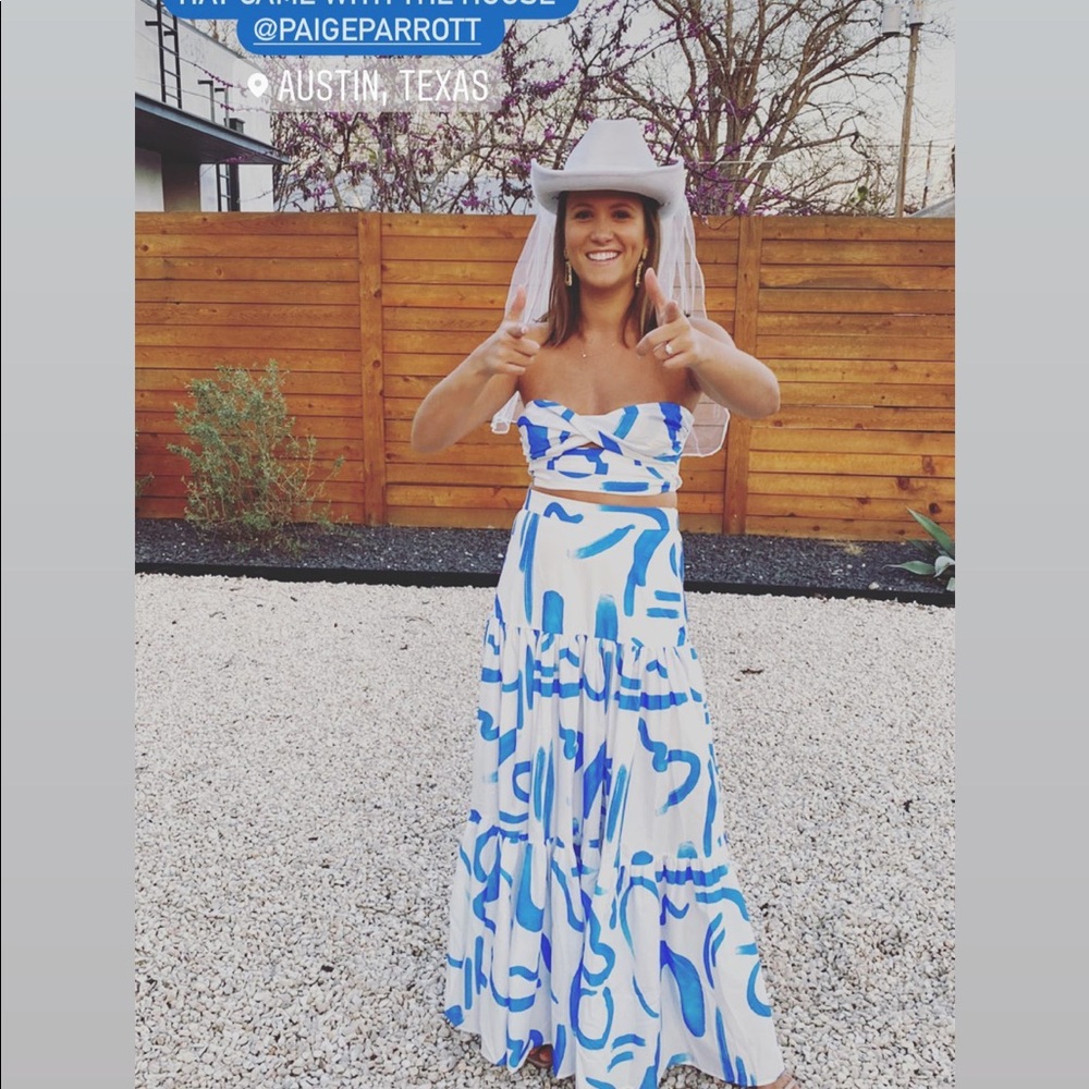 “Runaway” blue and white set